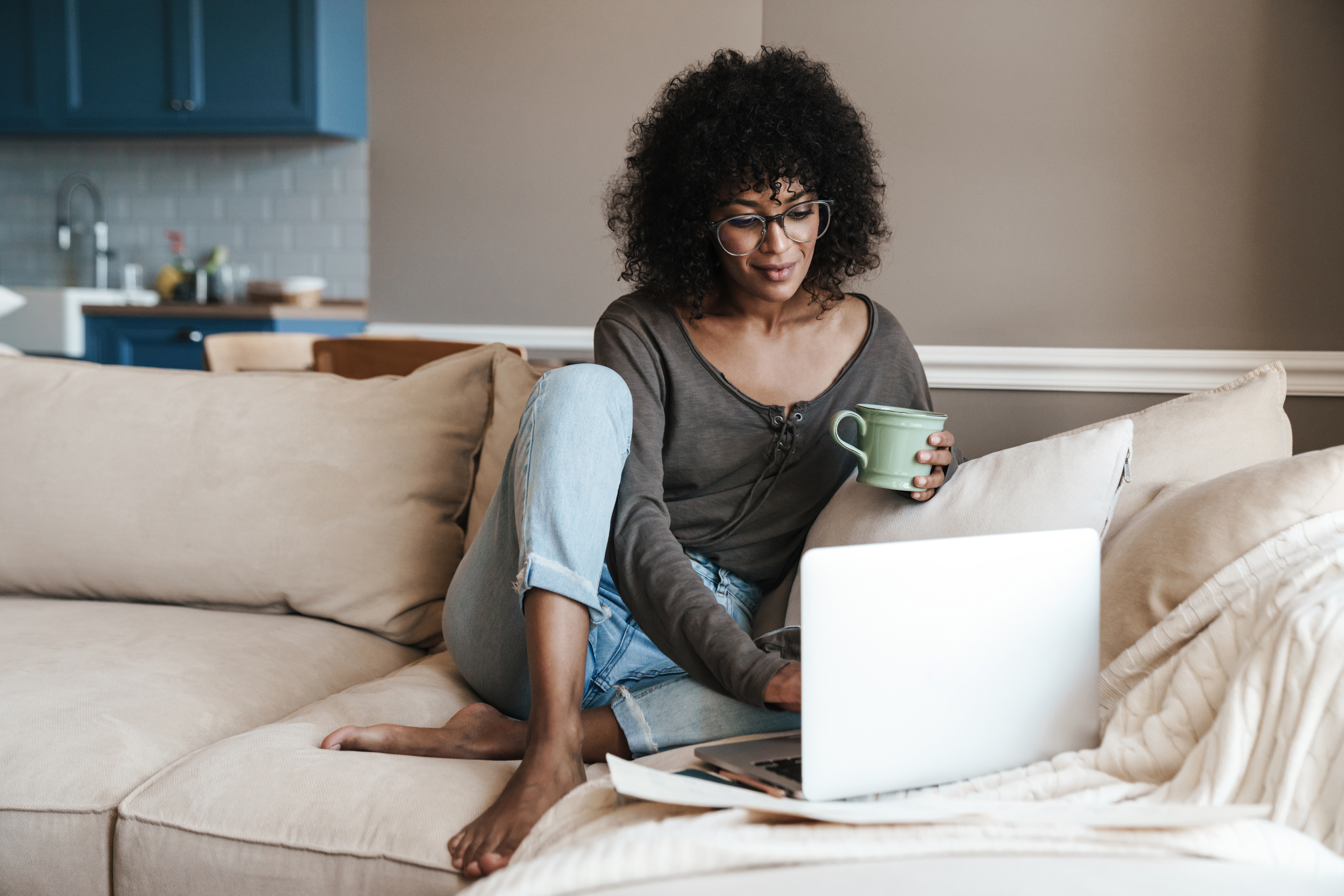 Image d'une femme visitant le site LCES